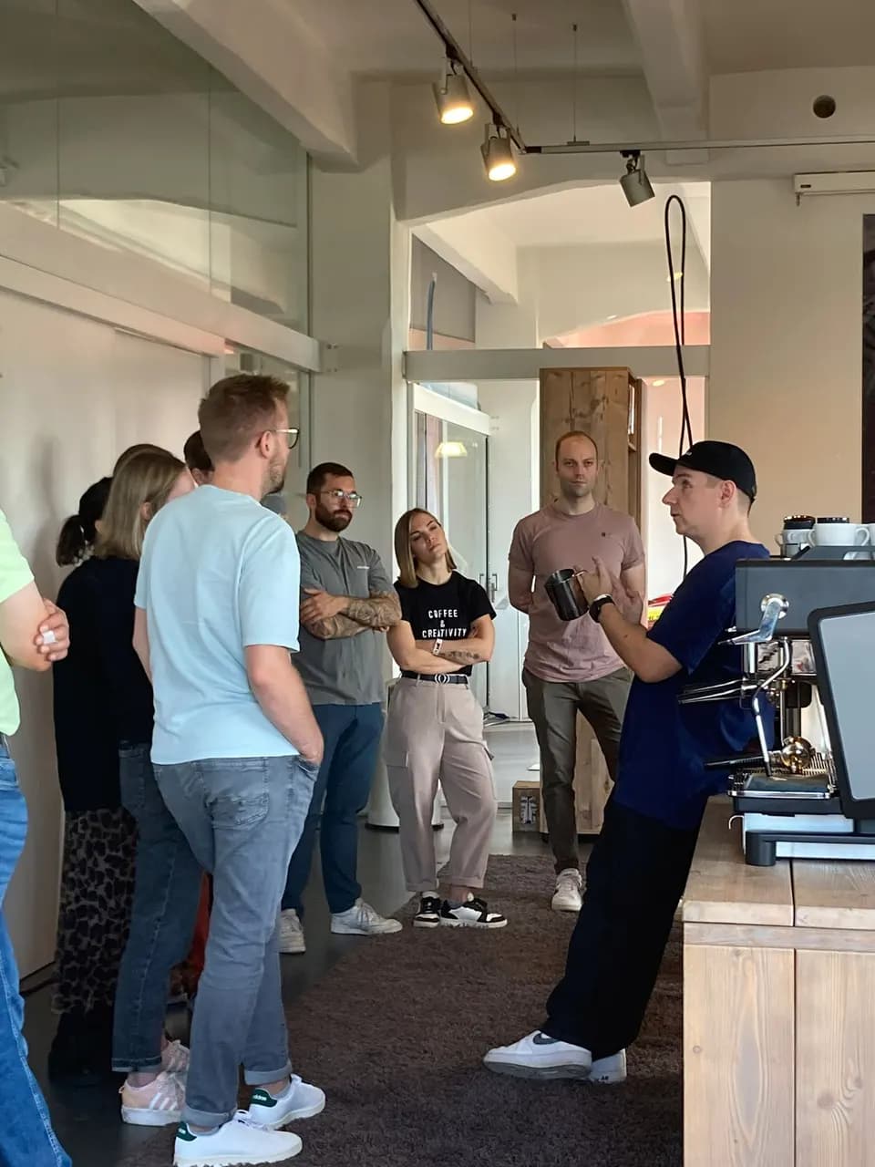 Teilnehmende an der Espressomaschine während einer Barista-Schulung