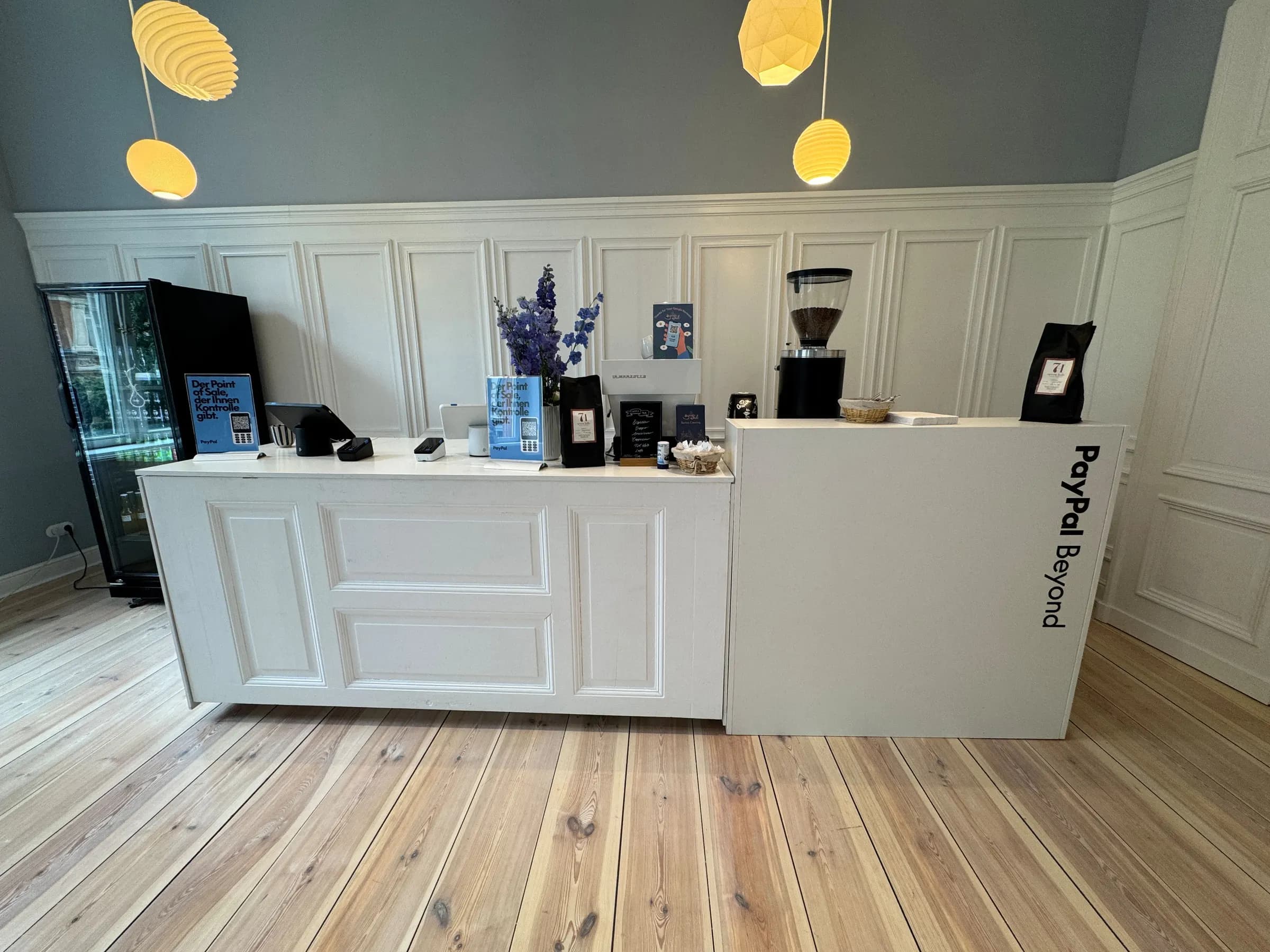 Mobiler Coffee-Bar-Counter frontal in einem Eventraum, Mühle und Kaffee auf der Theke