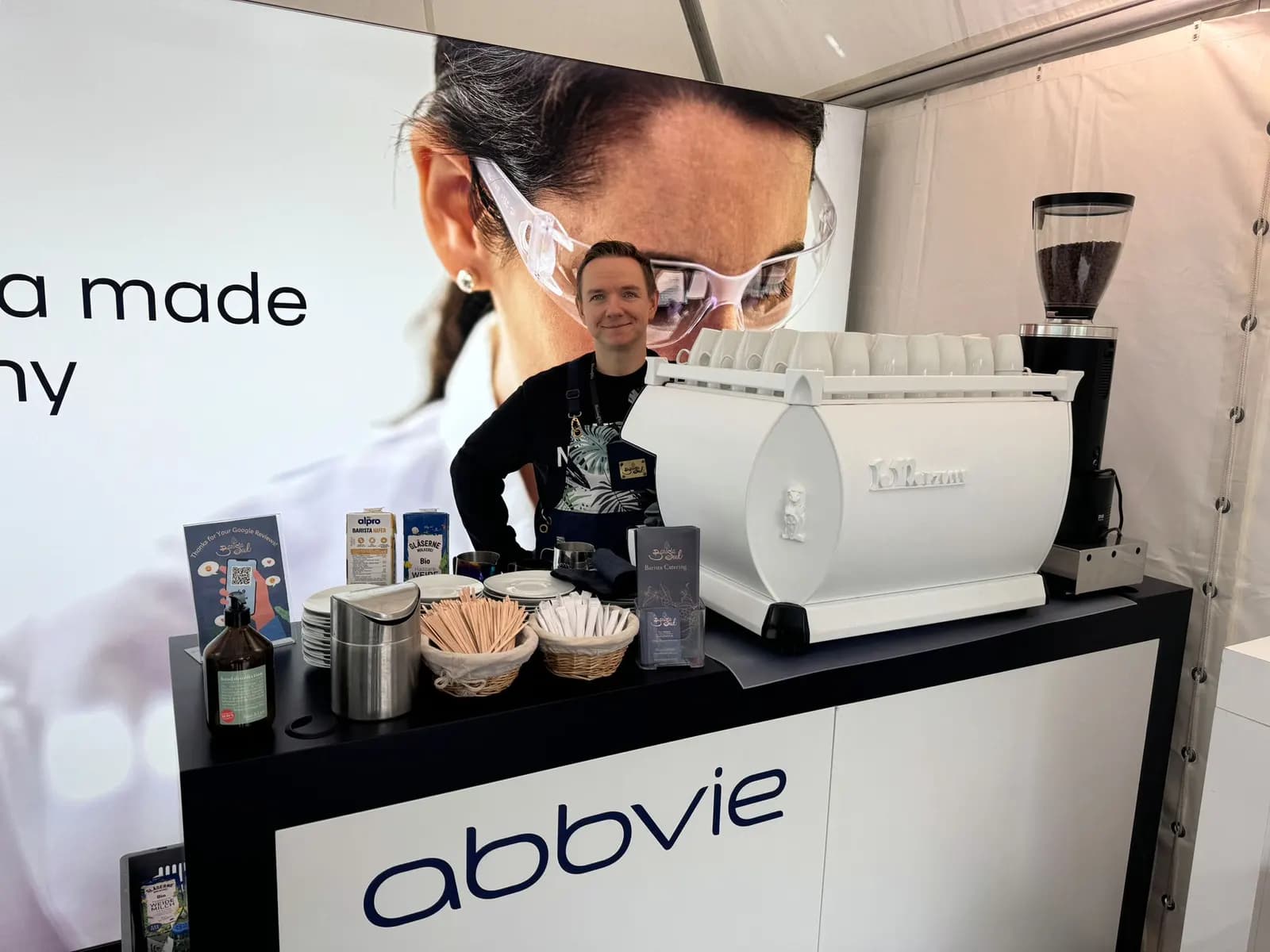 Gebrandete Coffee Bar auf einem Messestand, Barista an der Espressomaschine