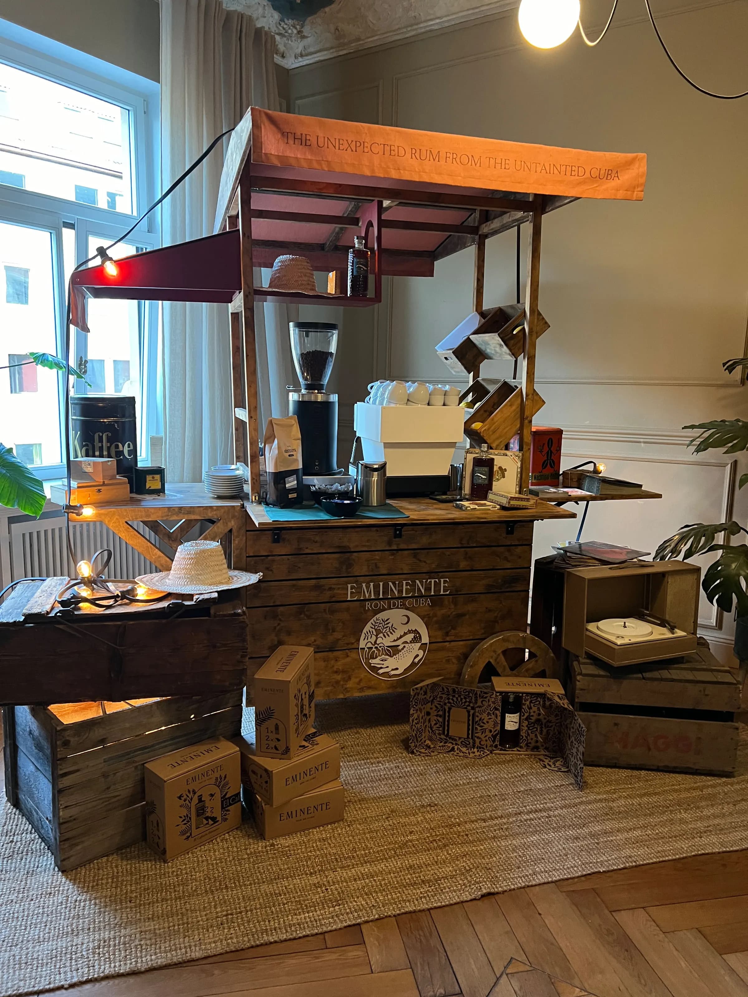 Mobile Kaffeebar aus Holz in einem Veranstaltungsraum
