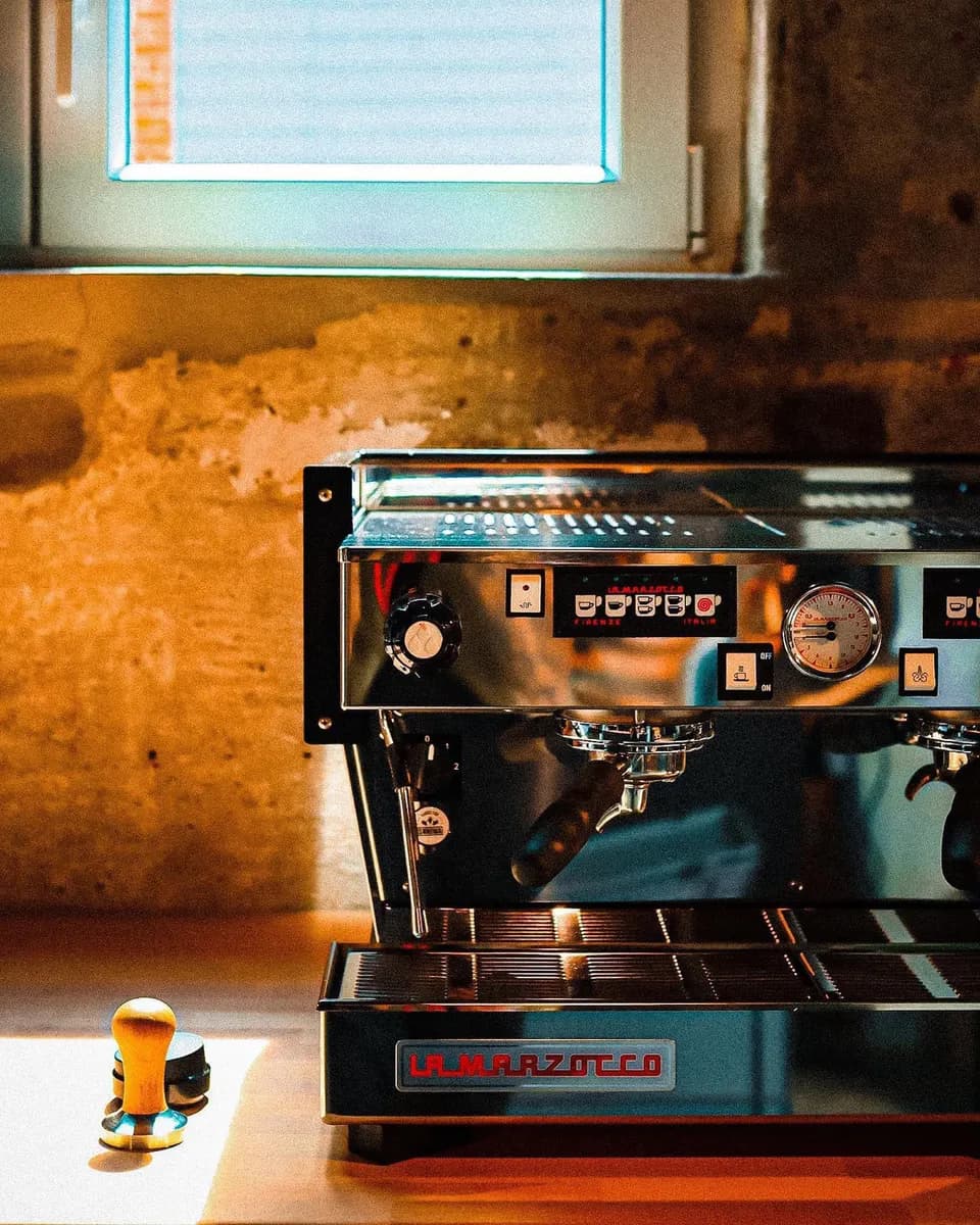 Professionelle Espressomaschine mit Siebträger in warmem Licht