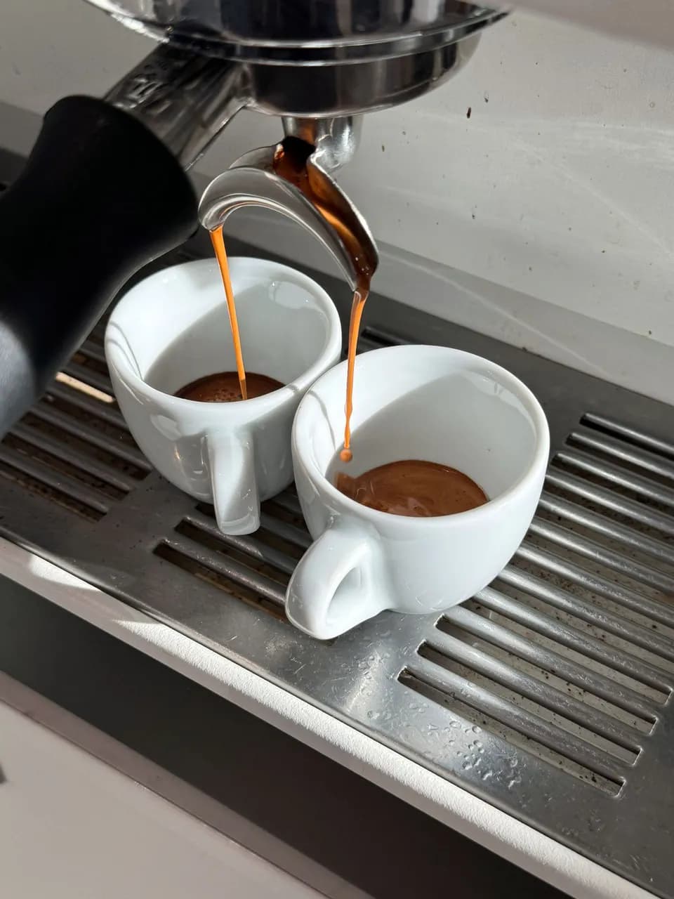 Zwei Espressi laufen gleichzeitig aus der Maschine