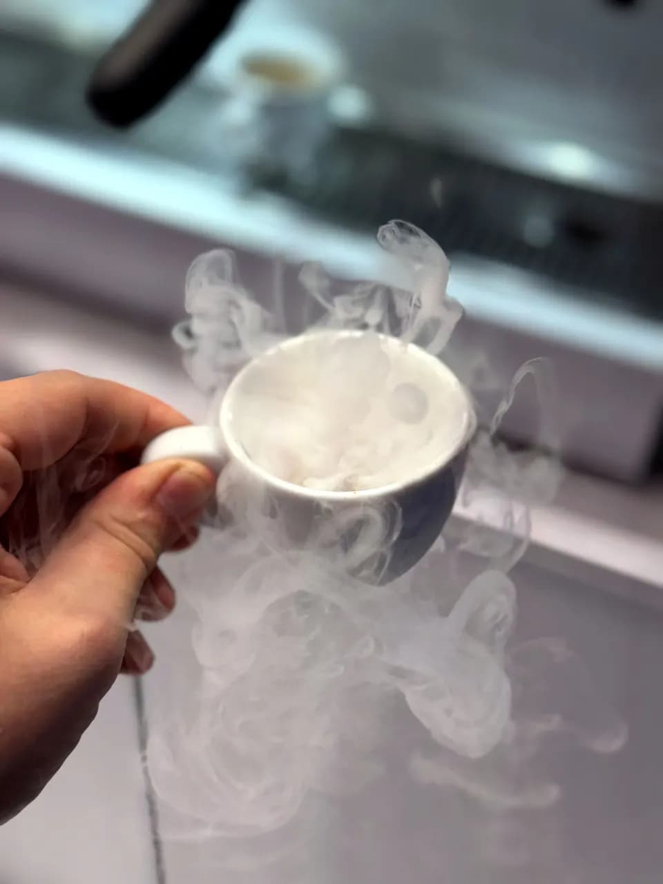 Dampf steigt über einer Tasse auf