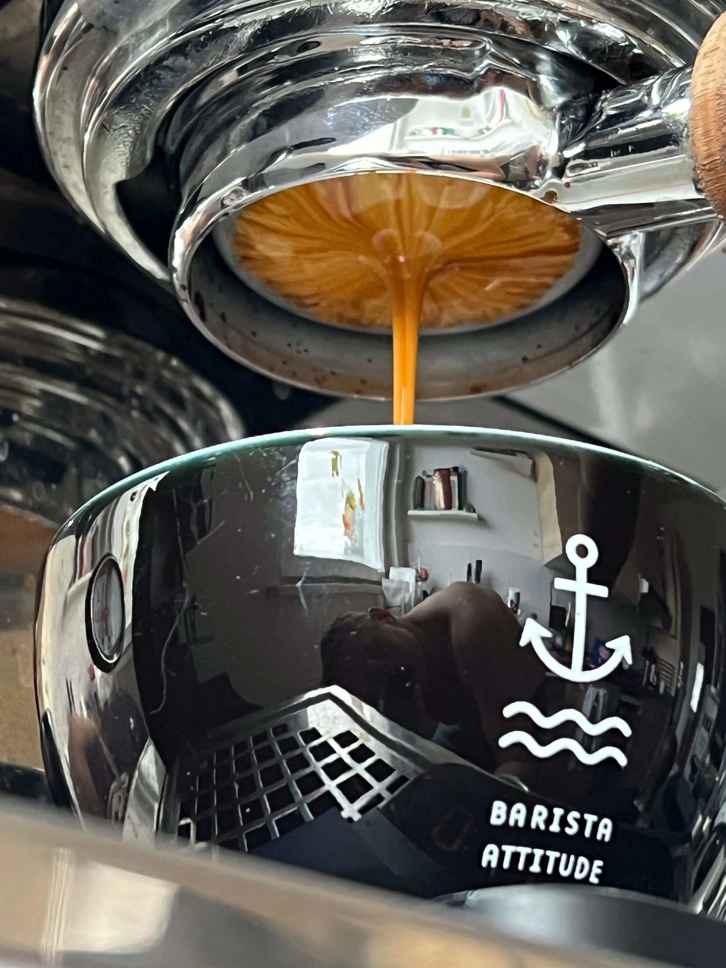 Espresso läuft aus dem Siebträger in eine Tasse