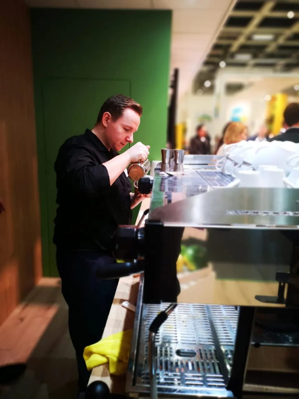 Kai Mößner arbeitet an der Espressomaschine