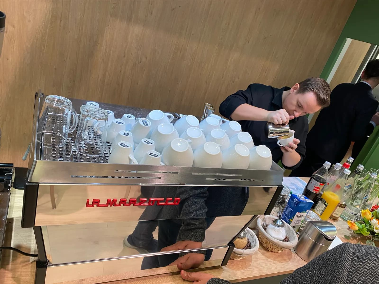 Arbeit an der Espressomaschine mit vorbereiteten Tassen