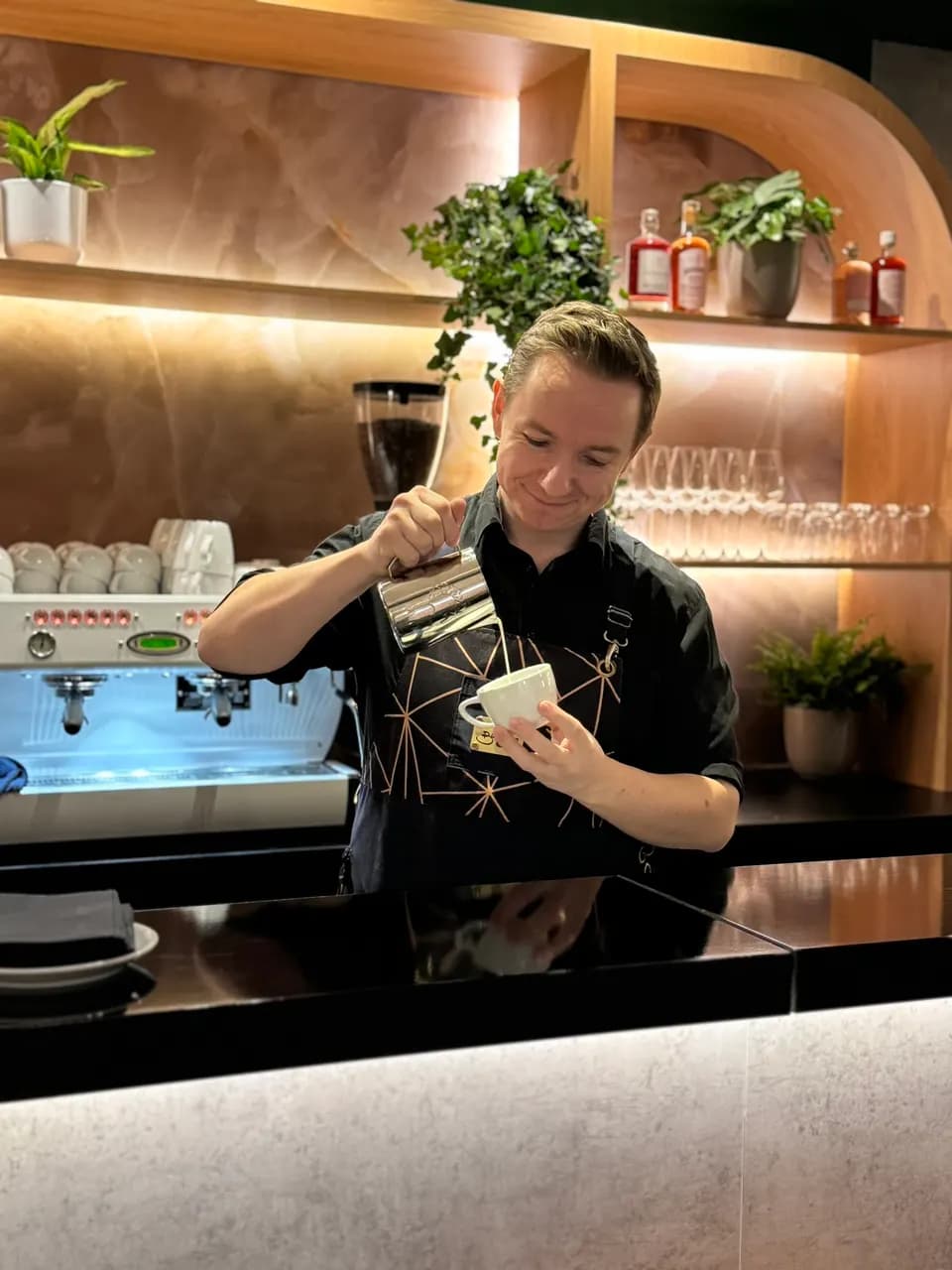 Kai Mößner gießt an der Bar ein Motiv