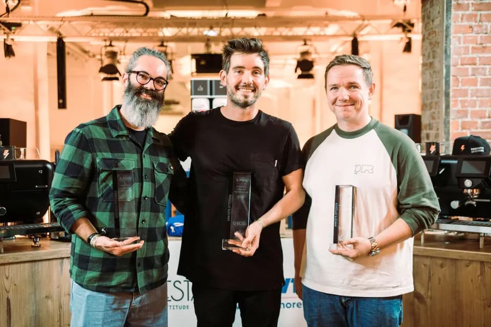 Kai Mößner mit Pokal nach einem Latte-Art-Wettbewerb