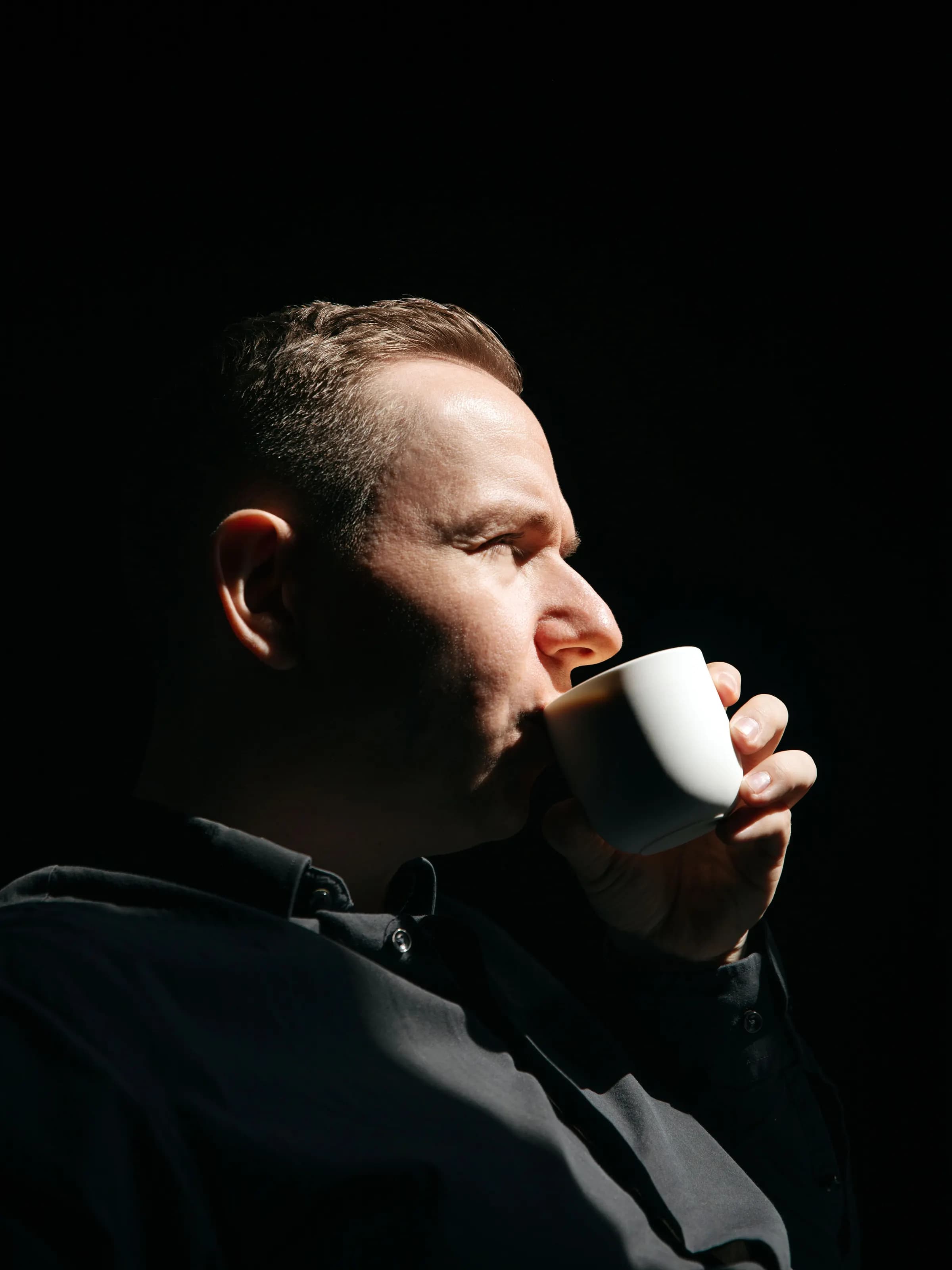Kai Mößner verkostet einen Espresso