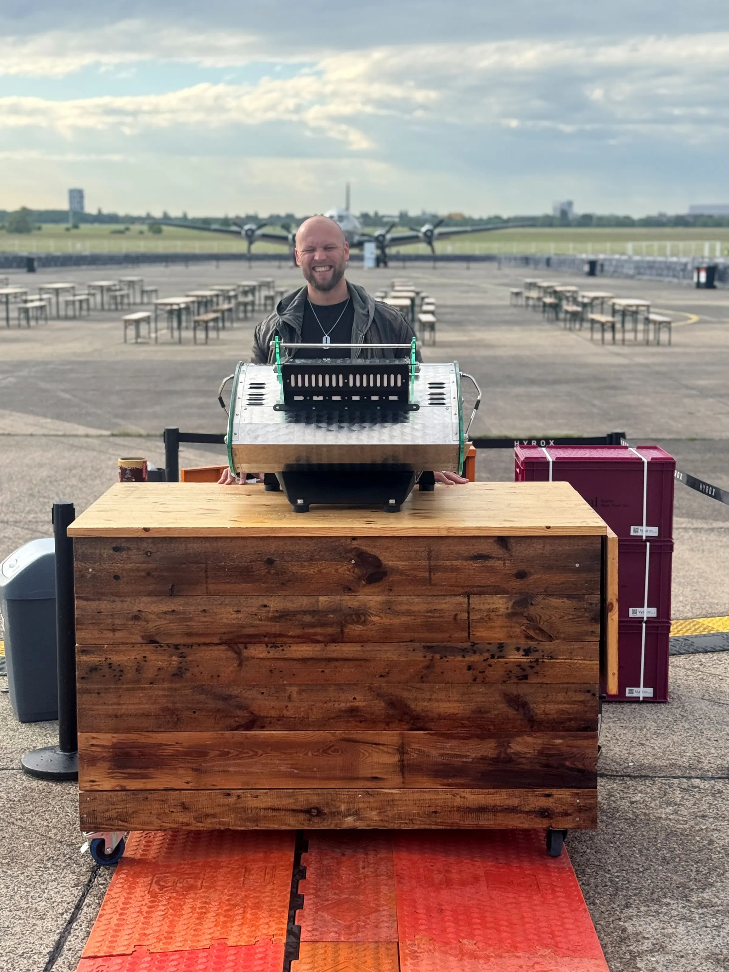 Mobile Kaffeebar aus Holz auf einer offenen Freifläche