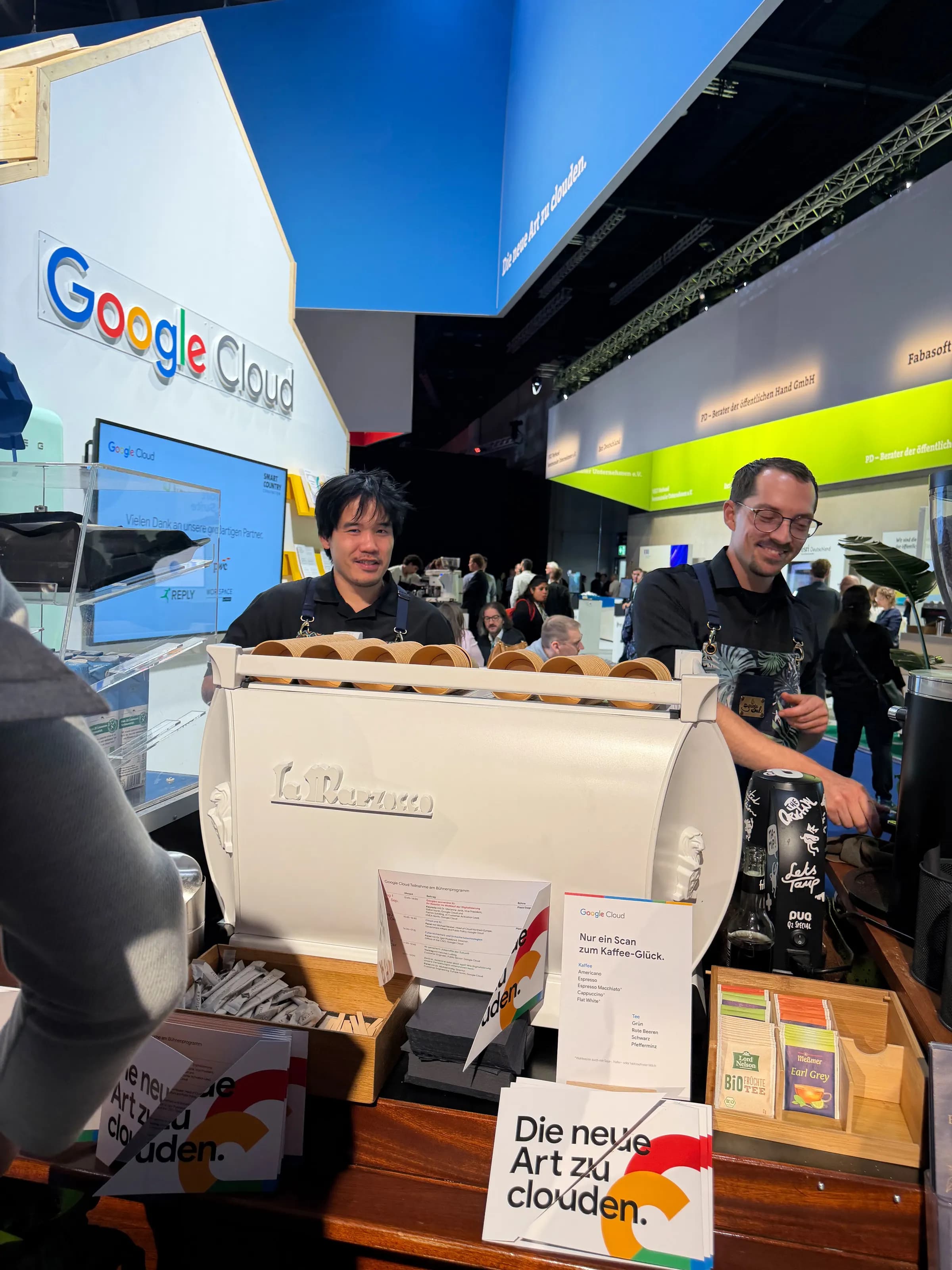 Barista gießt konzentriert Latte Art an der Bar eines Messestands