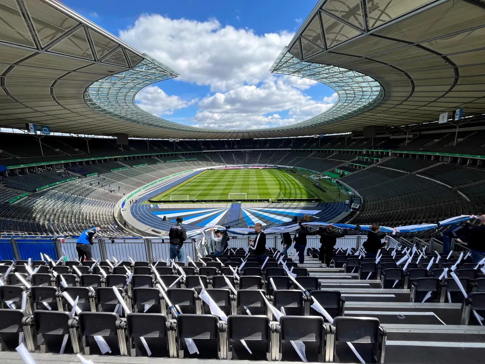 Leeres Stadion mit Laufbahn und Tribüne bei Tageslicht