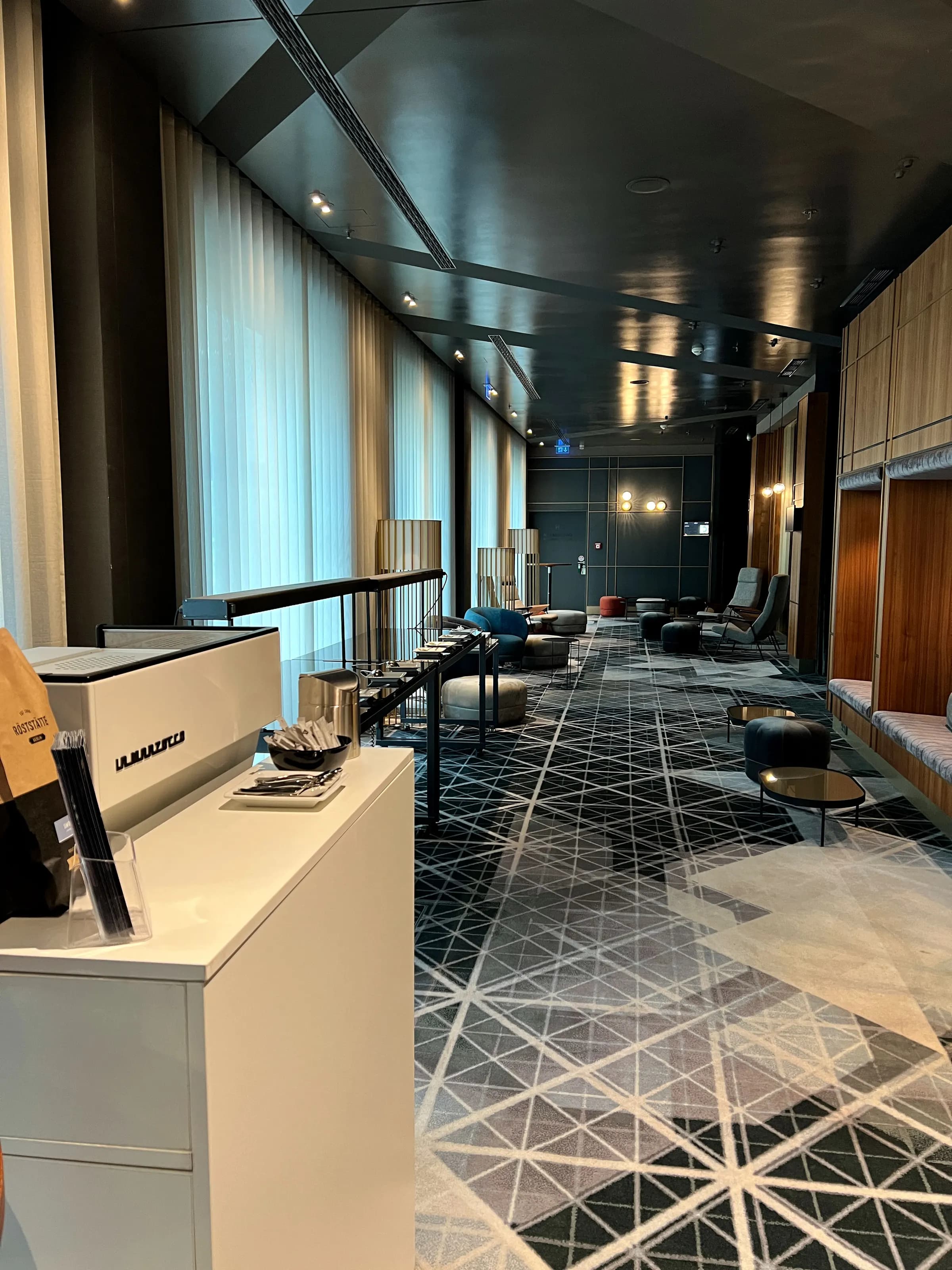 Fest installierter Coffee Point mit Siebträgermaschine in einer Bürolounge