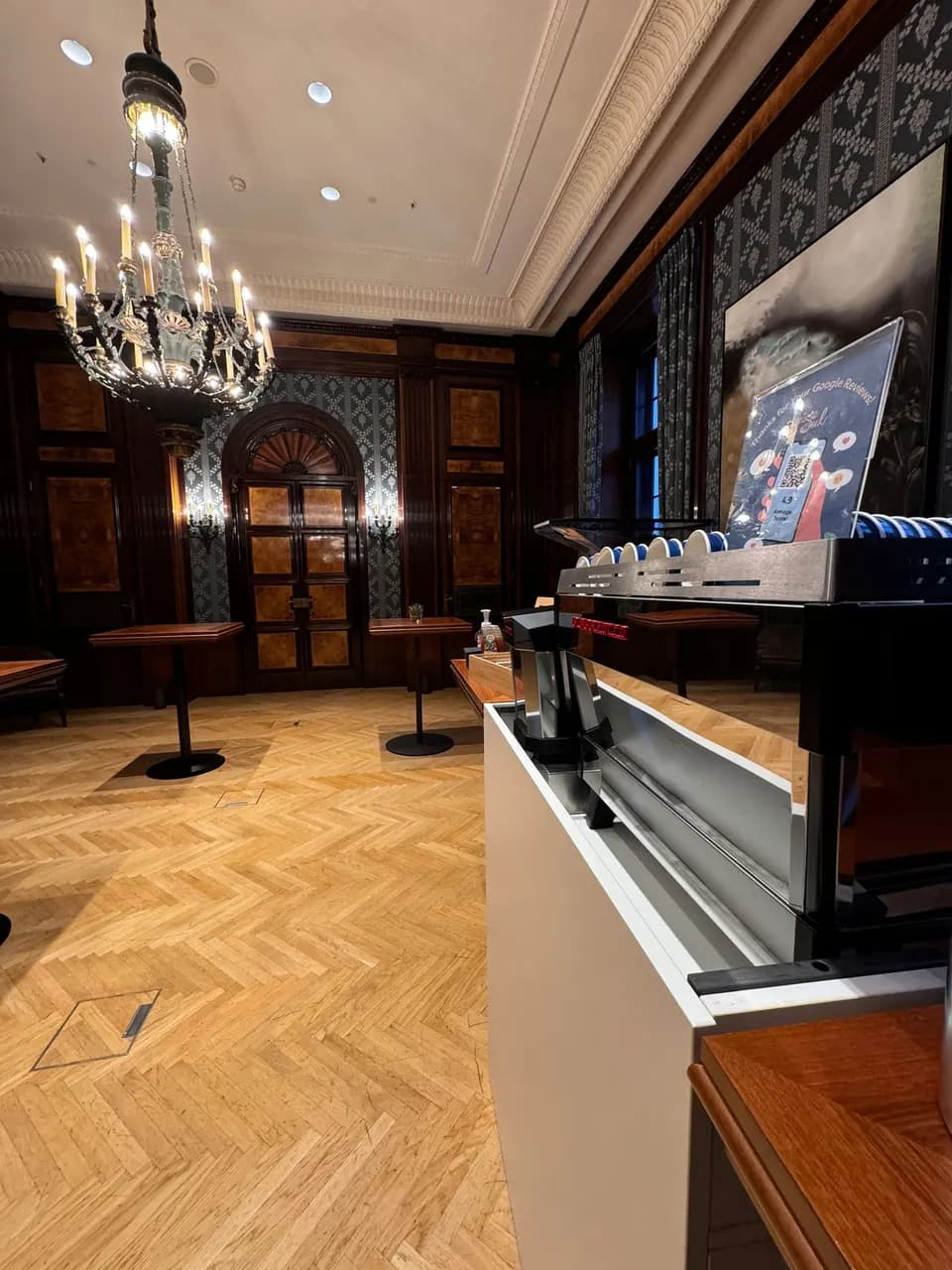 Kaffeebar mit Espressomaschine in einem historischen Saal mit Kronleuchter