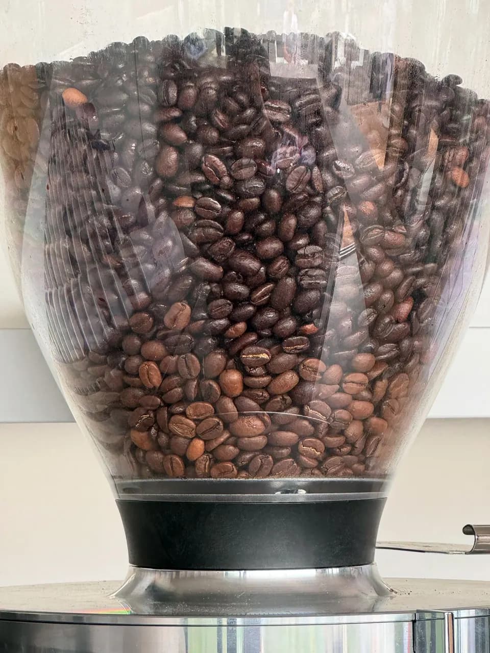 Kaffeebohnen im Bohnenbehälter einer Mühle