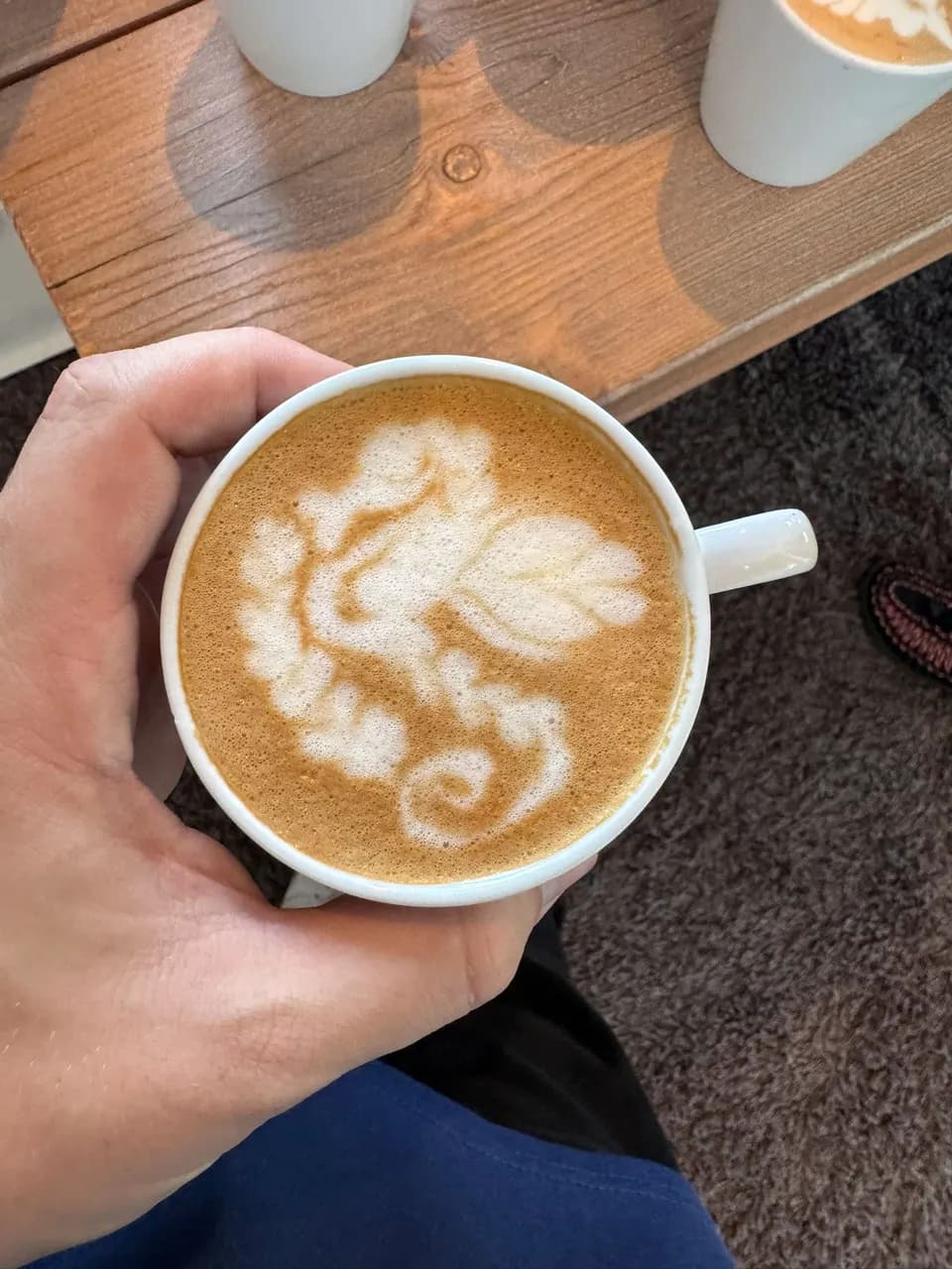 Komplexes Latte-Art-Motiv in einer Tasse
